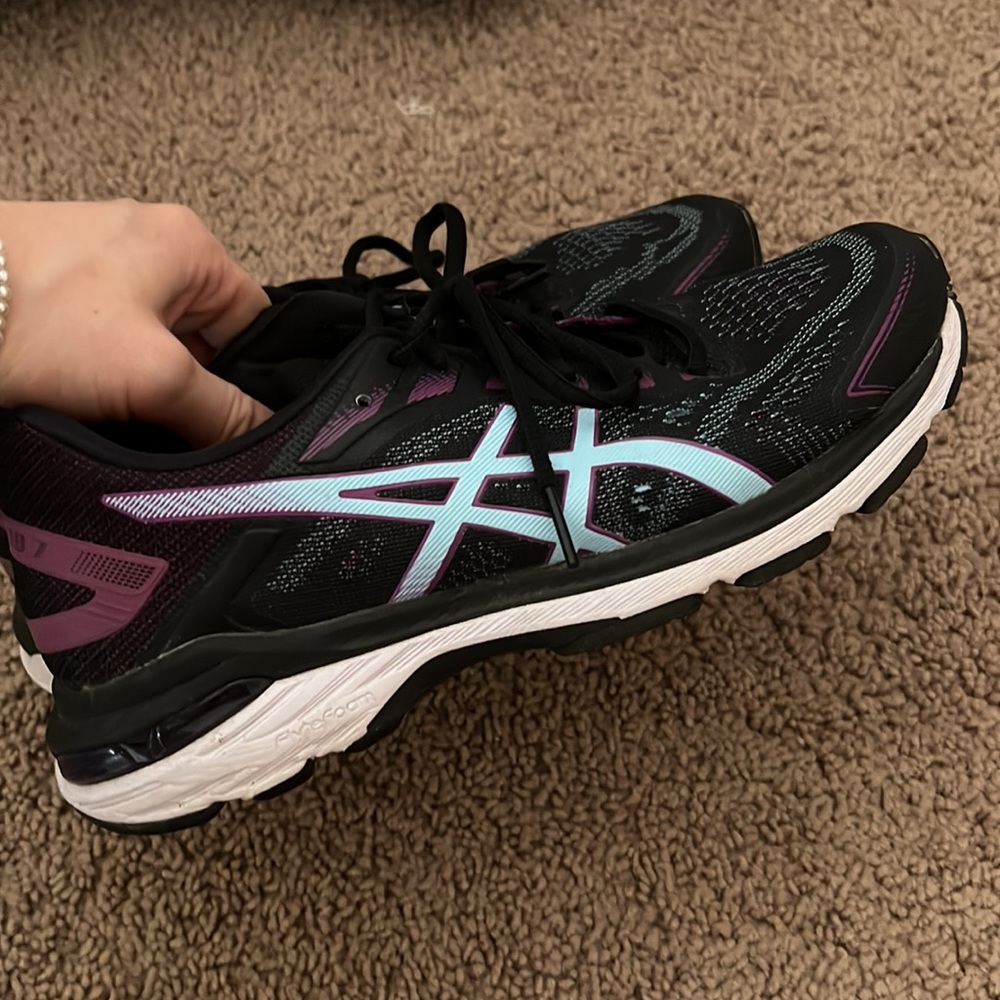 Women’s Asics running shoes size 7.5. GREAT CONDITION